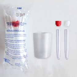Conjunto recogida orina con tubo 16x100 cónico, tapón blanco y tapón rojo.